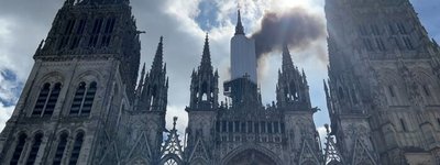 У Франції загорівся шпиль Руанського собору