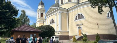 Священики та віряни УПЦ МП перешкоджають облаштуванню комунальної парковки у центрі Чернівців