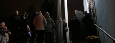 Конфлікт між вірними УПЦ МП та ПЦУ біля Свято-Успенського собору на Полтавщині завершився опечатанням церкви