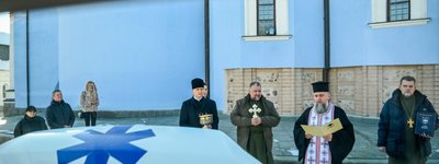 Митрополит Епіфаній освятив та передав медичний автомобіль захисникам України