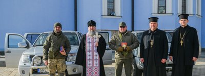 Предстоятель ПЦУ освятив автомобілі та передав їх захисникам України