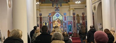 У Парижі відзначили День Соборності Літургією та живим ланцюгом