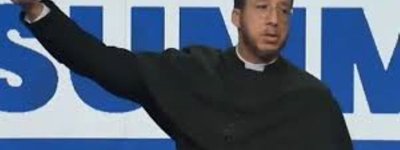 Слідом за Маском: англіканський пастор завершив промову "нацистським жестом"