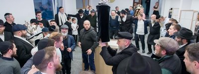 До одеської синагоги внесли новий Сувій Тори