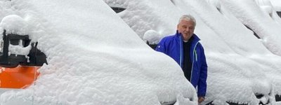 Посланець Папи Франциска привіз в Україну чотири машини «швидкої допомоги»