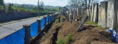 У Чернівцях укріплюють схил єврейського кладовища після зсуву