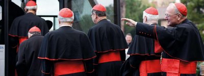 Cardinals travel to their accommodation at the 2013 conclave