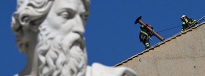 Робітники встановлюють димар на дах Сикстинської капели