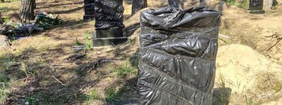 Окупанти обмотали чорною плівкою надгробки українських захисників у Старобільську