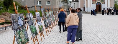 На Хмельниччині відкрилася фотовиставка, присвячена давнім цвинтарям регіону
