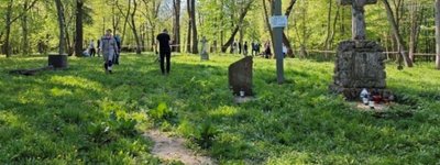Україна не призупиняла ексгумації польських поховань, - уряд Польщі