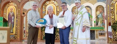 Metropolitan Borys Gudziak presented the Lifetime
Service Award to lay activist Roma Hayda