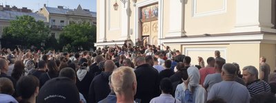 До поліції надійшло понад 10 заяв про порушення під час сутичок поблизу собору в Чернівцях