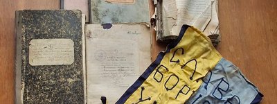 На церковному горищі на Волині знайшли український прапор та столітні метричні книги