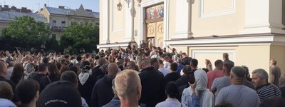 На тлі конфлікту довкола собору в центрі Чернівців єпископ Феогност звернувся до вірян