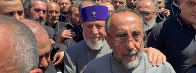 Суд у Єревані заарештував на два місяці архиєпископа Мікаеля Аджапахяна
