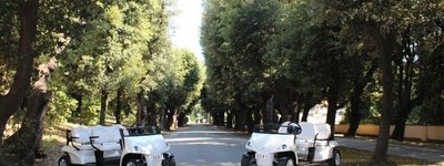 Папі подарували два електромобілі для апостольських поїздок