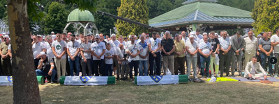 Після того, як численні офіційні особи з Боснії і Герцеговини та світу поклали квіти біля Меморіального каменя в Поточарі (місцевість біля міста Сребрениця), відбулися полуденна, п'ятнична та заупокійна молитви
