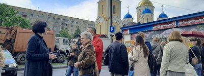 На Хмельниччині судили фермера, який облив ворота храму УПЦ МП червоною сумішшю