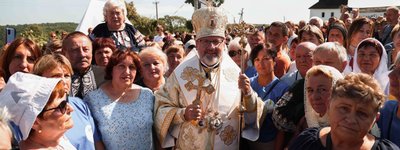 Глава УГКЦ у Крилосі благословив родини загиблих героїв та освятив автівки для ЗСУ