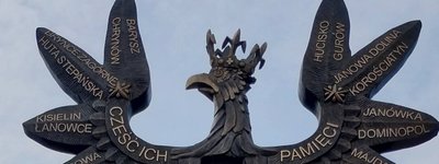 Провокація у Польщі: поліція розслідує наругу над пам’ятником жертвам трагедії на Волині