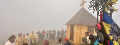 У Карпатах на горі Петрос встановили капличку