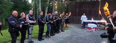 Польським байкерам, які помолились біля меморіалу жертвам НКВС, заборонили в'їзд на Росію