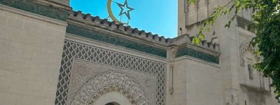 У Парижі до мечетей підкинули свинячі голови з написами «Макрон»