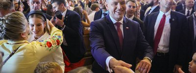 У США чоловік під виглядом священика намагався прорватися до президента Польщі