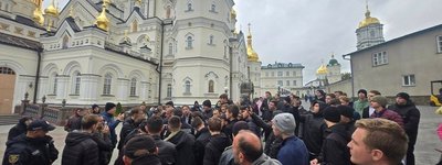 Провокації в Почаївській лаврі: поліція розслідує перешкоджання її роботі під час обшуків