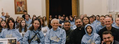 Українська молодь зустрілася з кардиналом Маттео Дзуппі під час місії «Обійми зцілюють»