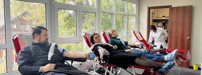 Два єрархи УПЦ МП, священики та семінаристи здали кров для поранених бійців