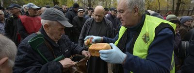 Лицарі Колумба спільно з Братами-альбертинцями роздають хліб та продукти людям, які цього потребують, Запоріжжя, 8 листопада 2025 року