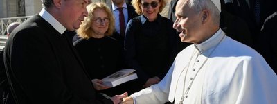 Папі Леву XIV подарували книгу про святого священномученика Йосафата