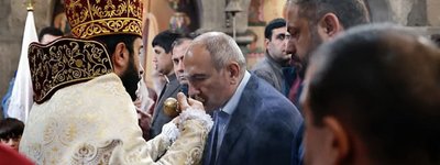 За критику католикоса священника було позбавлено сану. Проте, маючи підтримку уряду, він продовжує служби, на які приходять і сам Пашинян, і члени його уряді, і депутати керівної партії