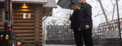 Володимир та Олена Зеленські встановили лампадки до хреста на Алеї Героїв Небесної Сотні