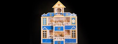 The “Christmas Birds” Vertep Box, created within the project “BoykoMandra: The Vertep Preserves Ukraine” with support from the Ukrainian Cultural Foundation, recreates the architecture and symbolism of the 18th-century Sokyrynskyi Vertep.