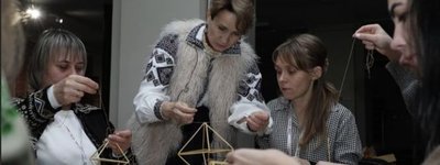У Києві педагогів зі всієї України навчали створювати різдвяні атрибути