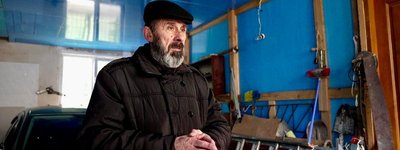 Богдан Комарницький, настоятель храму ПЦУ. Під стіною драбина, якою рятували людей. Суспільне Тернопіль