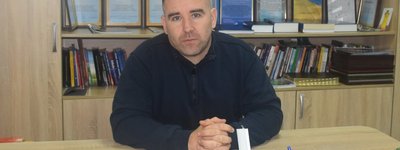На Житомирщині волонтери в одній із церков плетуть сітки, ремонтують автомобілі, збирають воїнам допомогу