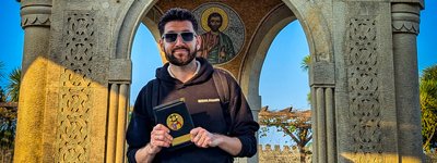 На фото позаду о. Костянтина капличка над ймовірним місцем поховання апостола Матвія