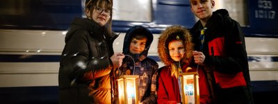 В Украину доставили Вифлеемский огонь мира