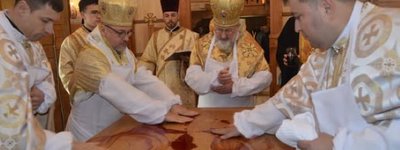 На полігоні освятили дерев'яну церкву, яку УКУ подарував військовим капеланам