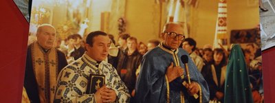 Отець Іван Чав'як у синьому фелоні. 