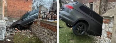 П'яний українець на авто протаранив огорожу церкви у Кракові