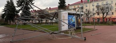 У Чернігові невідомі повалили Ханукію та залишили провокаційний напис