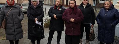 Парафіянки з Космача, які хочуть святкувати Різдво 25 грудня. Суспільне Івано-Франківськ