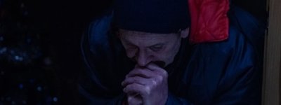 Володимир у своїй квартирі на Троєщині без світла і опалення. У цьому масиві Деснянського району 700 багатоповерхових житлових будинків залишаються без опалення після масованих російських атак. Київ, 27 січня 2026 року.