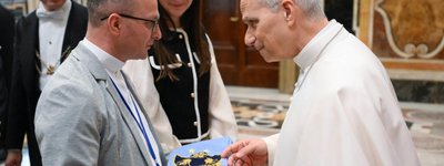 Вболівальники дитячого ФК "Копа" зі Львова подарували Папі шарф