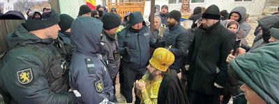 «Церковно-цирковий номер»: єпископ МП в Молдові організував PR-захід перед зачиненим храмом
